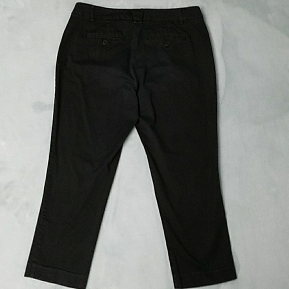 NEW YORK & CO Black stretch capri/cropped pants - Picture 3 of 8